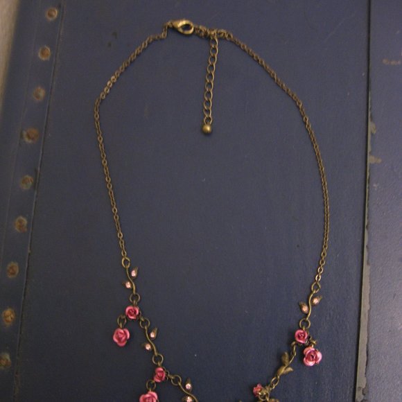 NWOT American Eagle AE rhinestone rose necklace - Picture 2 of 4